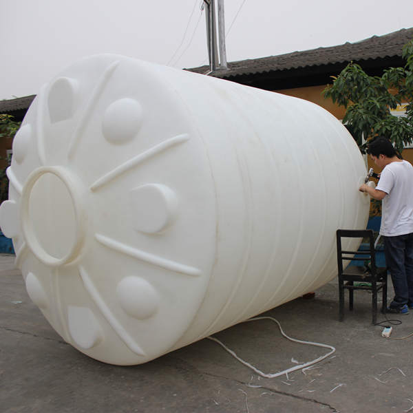 定制的10吨PE塑料水箱制作中