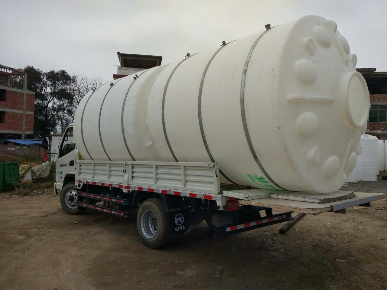 15吨塑料储罐运输中 15吨塑料储罐运输中